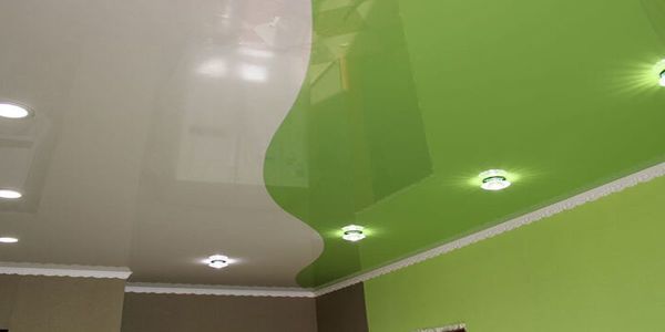 спайка натяжных потолков Настоящим дополнением натяжного потолка со спайкой станут правильно расставленные светильники. Оформляя заказ на натяжной потолок , вы можете заказать у нас светильники и люстры на любой вкус и кошелек.