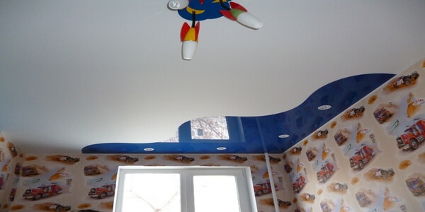 спайка натяжных потолков Настоящим дополнением натяжного потолка со спайкой станут правильно расставленные светильники. Оформляя заказ на натяжной потолок , вы можете заказать у нас светильники и люстры на любой вкус и кошелек.