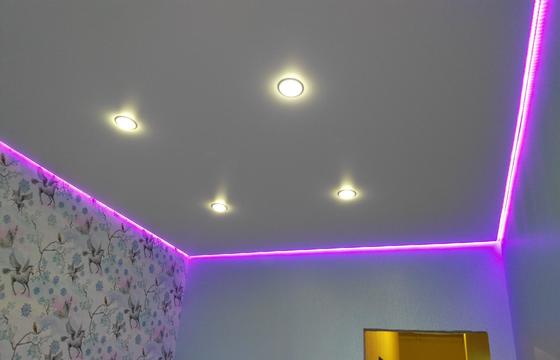 парящие натяжные потолки,парящий натяжной потолок За парящий натяжной потолок говорит его название: благодаря необычной конструкции создается эффект того, что он подвешен в воздухе и не касается стен. Это конечно же не магия – основной «фишкой» конструкции парящего натяжного потолка служит светодиодная лента между потолком и стеной, направленный свет от которой создает эффект «парения». Вариантов такого потолка великое множество: начиная от выбора формы заканчивая цветом подсветки.