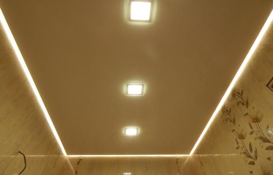 парящие натяжные потолки,парящий натяжной потолок За парящий натяжной потолок говорит его название: благодаря необычной конструкции создается эффект того, что он подвешен в воздухе и не касается стен. Это конечно же не магия – основной «фишкой» конструкции парящего натяжного потолка служит светодиодная лента между потолком и стеной, направленный свет от которой создает эффект «парения». Вариантов такого потолка великое множество: начиная от выбора формы заканчивая цветом подсветки.