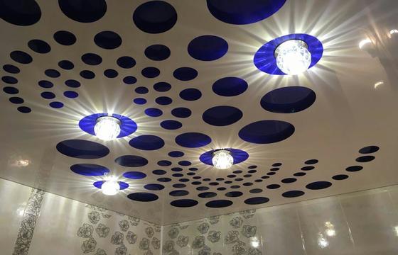 натяжные потолки для ванной комнаты,натяжной потолок для ванной Выбор натяжного потолка для ванной комнаты – ответственная задача, ведь чтобы не испортиться, потолок должен соответствовать многим требованиям: