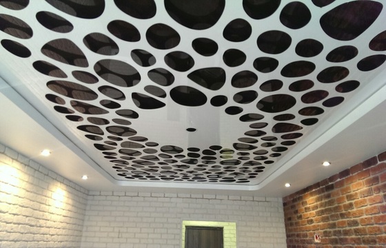 Резные натяжные потолки <p>Резные натяжные потолки – это совершенно новая технология, позволяющая создавать на натяжном полотне самые настоящие произведения искусства, ограниченные лишь вашей фантазией. Ее суть в том, что для производства берется несколько полотен, одно из которых служит «фоном», а на другом вырезаются различные фигуры и изображения, благодаря чему достигается потрясающий эффект.
Вырезать сложные фигуры? Поэкспериментировать с освещением? Создать настоящий шедевр? Наши мастера по монтажу резных натяжных потолков возьмутся даже за самые сложные работы. Убедиться в их превосходных результатах вы можете на фотографиях. Посмотрите нашу галерею резных натяжных потолков</p>