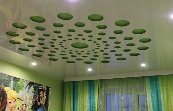 Резные натяжные потолки <p>Резные натяжные потолки – это совершенно новая технология, позволяющая создавать на натяжном полотне самые настоящие произведения искусства, ограниченные лишь вашей фантазией. Ее суть в том, что для производства берется несколько полотен, одно из которых служит «фоном», а на другом вырезаются различные фигуры и изображения, благодаря чему достигается потрясающий эффект.
Вырезать сложные фигуры? Поэкспериментировать с освещением? Создать настоящий шедевр? Наши мастера по монтажу резных натяжных потолков возьмутся даже за самые сложные работы. Убедиться в их превосходных результатах вы можете на фотографиях. Посмотрите нашу галерею резных натяжных потолков</p>