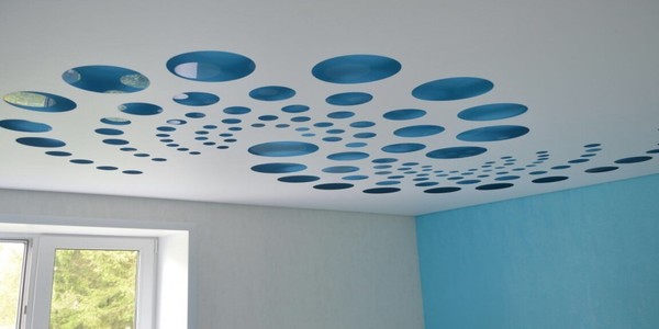 резной потолок <p>Два полотна – одно цельное, а другое с вырезом, приложенные друг к другу – вот что представляют собой резные натяжные потолки. Несмотря на кажущуюся простоту технологии, с ее помощью можно творить настоящие чудеса в декоре: комбинировать различные фактуры, технологии, рисунки и многое другое, открывая безграничный простор для оформления интерьера. С резными натяжными потолками у вас два потолка – а значит, простора для фантазии становится в 2 раза больше.
Помимо своего великолепного внешнего вида, резной натяжной потолок также весьма практичен: он скроет все огрехи и трещины, спрячет провода и коммуникации. Уход за ним также не требует особых усилий – его достаточно протирать от пыли раз в два года.
Практично, надежно и невероятно красиво – резные натяжные потолки это великолепное решение для вашего интерьера. В нашей галерее вы можете ознакомиться с фото резных натяжных потолков.</p>
Светодиодную ленту, светильники и люстры вы можете купить у нас при заказе резного натяжного потолка.