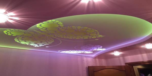 резной потолок <p>Два полотна – одно цельное, а другое с вырезом, приложенные друг к другу – вот что представляют собой резные натяжные потолки. Несмотря на кажущуюся простоту технологии, с ее помощью можно творить настоящие чудеса в декоре: комбинировать различные фактуры, технологии, рисунки и многое другое, открывая безграничный простор для оформления интерьера. С резными натяжными потолками у вас два потолка – а значит, простора для фантазии становится в 2 раза больше.
Помимо своего великолепного внешнего вида, резной натяжной потолок также весьма практичен: он скроет все огрехи и трещины, спрячет провода и коммуникации. Уход за ним также не требует особых усилий – его достаточно протирать от пыли раз в два года.
Практично, надежно и невероятно красиво – резные натяжные потолки это великолепное решение для вашего интерьера. В нашей галерее вы можете ознакомиться с фото резных натяжных потолков.</p>
Светодиодную ленту, светильники и люстры вы можете купить у нас при заказе резного натяжного потолка.