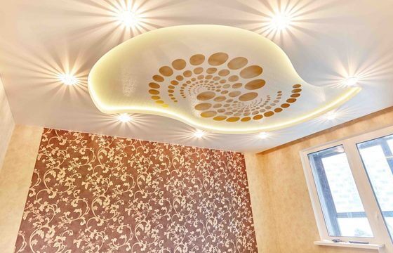 Резные натяжные потолки <p>Резные натяжные потолки – это совершенно новая технология, позволяющая создавать на натяжном полотне самые настоящие произведения искусства, ограниченные лишь вашей фантазией. Ее суть в том, что для производства берется несколько полотен, одно из которых служит «фоном», а на другом вырезаются различные фигуры и изображения, благодаря чему достигается потрясающий эффект.
Вырезать сложные фигуры? Поэкспериментировать с освещением? Создать настоящий шедевр? Наши мастера по монтажу резных натяжных потолков возьмутся даже за самые сложные работы. Убедиться в их превосходных результатах вы можете на фотографиях. Посмотрите нашу галерею резных натяжных потолков</p>