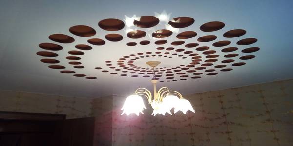 резной потолок <p>Два полотна – одно цельное, а другое с вырезом, приложенные друг к другу – вот что представляют собой резные натяжные потолки. Несмотря на кажущуюся простоту технологии, с ее помощью можно творить настоящие чудеса в декоре: комбинировать различные фактуры, технологии, рисунки и многое другое, открывая безграничный простор для оформления интерьера. С резными натяжными потолками у вас два потолка – а значит, простора для фантазии становится в 2 раза больше.
Помимо своего великолепного внешнего вида, резной натяжной потолок также весьма практичен: он скроет все огрехи и трещины, спрячет провода и коммуникации. Уход за ним также не требует особых усилий – его достаточно протирать от пыли раз в два года.
Практично, надежно и невероятно красиво – резные натяжные потолки это великолепное решение для вашего интерьера. В нашей галерее вы можете ознакомиться с фото резных натяжных потолков.</p>
Светодиодную ленту, светильники и люстры вы можете купить у нас при заказе резного натяжного потолка.