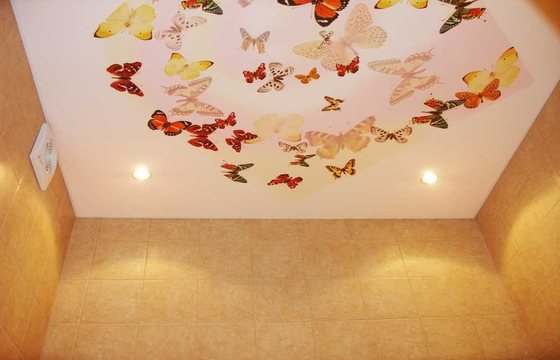 натяжные потолки для ванной комнаты,натяжной потолок для ванной Выбор натяжного потолка для ванной комнаты – ответственная задача, ведь чтобы не испортиться, потолок должен соответствовать многим требованиям: