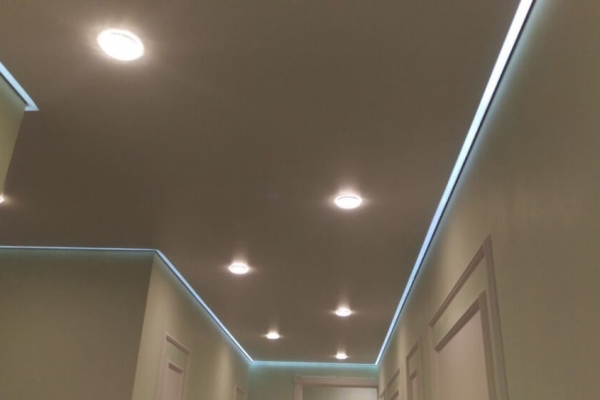 img-20171229-wa0007 Потолки с подсветкой Натяжные потолки с контурной подсветкой по периметру — отличное дизайнерское решение абсолютно для любого помещения. Такая конструкция внешне напоминает парящий потолок, но имеет определенные отличия. При контурной подсветке поток света направляется вниз, а не на прилегающую стену, как в парящих потолках. Благодаря этому получается полноценный светильник.