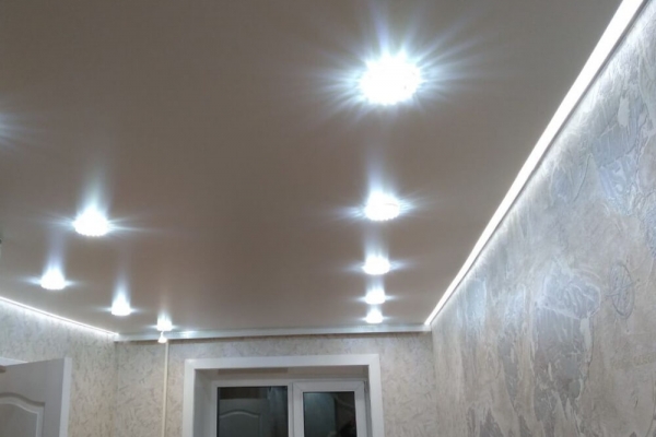 контурная Потолки с подсветкой Натяжные потолки с контурной подсветкой по периметру — отличное дизайнерское решение абсолютно для любого помещения. Такая конструкция внешне напоминает парящий потолок, но имеет определенные отличия. При контурной подсветке поток света направляется вниз, а не на прилегающую стену, как в парящих потолках. Благодаря этому получается полноценный светильник.