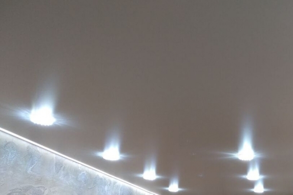 контурный Потолки с подсветкой Натяжные потолки с контурной подсветкой по периметру — отличное дизайнерское решение абсолютно для любого помещения. Такая конструкция внешне напоминает парящий потолок, но имеет определенные отличия. При контурной подсветке поток света направляется вниз, а не на прилегающую стену, как в парящих потолках. Благодаря этому получается полноценный светильник.