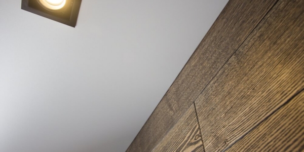 натяжные потолки Бесщелевые натяжные потолки системы KRAAB 3.0 - это ответ на требования современного дизайна интерьера об отсутствии декоративной заглушки по периметру. Система KRAAB 3.0 позволяет сделать натяжной потолок с примыканием полотна прямо к стене, без видимой декоративной ленты, что делает внешний вид потолка более идеальным.