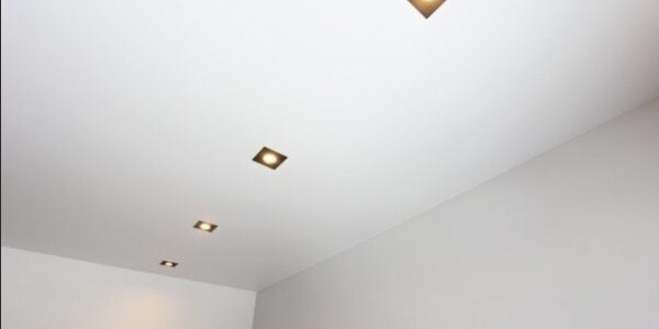 натяжные потолки Бесщелевые натяжные потолки системы KRAAB 3.0 - это ответ на требования современного дизайна интерьера об отсутствии декоративной заглушки по периметру. Система KRAAB 3.0 позволяет сделать натяжной потолок с примыканием полотна прямо к стене, без видимой декоративной ленты, что делает внешний вид потолка более идеальным.