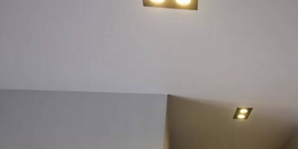 натяжные потолки Бесщелевые натяжные потолки системы KRAAB 3.0 - это ответ на требования современного дизайна интерьера об отсутствии декоративной заглушки по периметру. Система KRAAB 3.0 позволяет сделать натяжной потолок с примыканием полотна прямо к стене, без видимой декоративной ленты, что делает внешний вид потолка более идеальным.