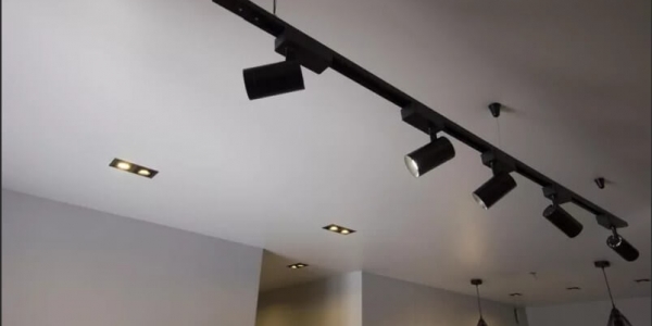 натяжные потолки Бесщелевые натяжные потолки системы KRAAB 3.0 - это ответ на требования современного дизайна интерьера об отсутствии декоративной заглушки по периметру. Система KRAAB 3.0 позволяет сделать натяжной потолок с примыканием полотна прямо к стене, без видимой декоративной ленты, что делает внешний вид потолка более идеальным.