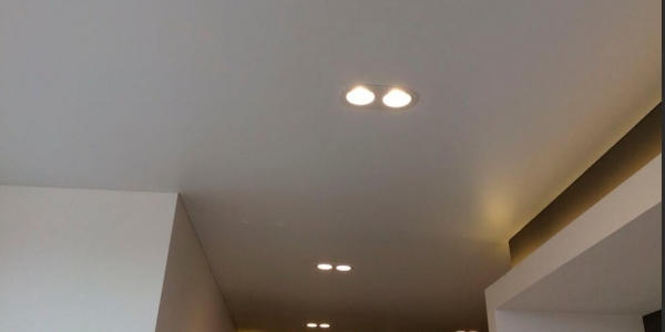 натяжные потолки Бесщелевые натяжные потолки системы KRAAB 3.0 - это ответ на требования современного дизайна интерьера об отсутствии декоративной заглушки по периметру. Система KRAAB 3.0 позволяет сделать натяжной потолок с примыканием полотна прямо к стене, без видимой декоративной ленты, что делает внешний вид потолка более идеальным.