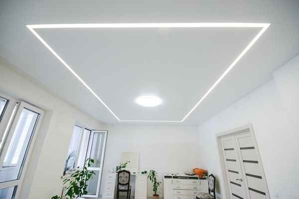 Световые линии Световые линии позволяют создать оригинальный дизайн освещения на натяжном потолке. Замыкая линии, можно украсить потолочное пространство разными светящимися фигурами, а используя светодиодную ленту разного цвета и яркости, можно подстраивать подсветку под атмосферу в помещении.