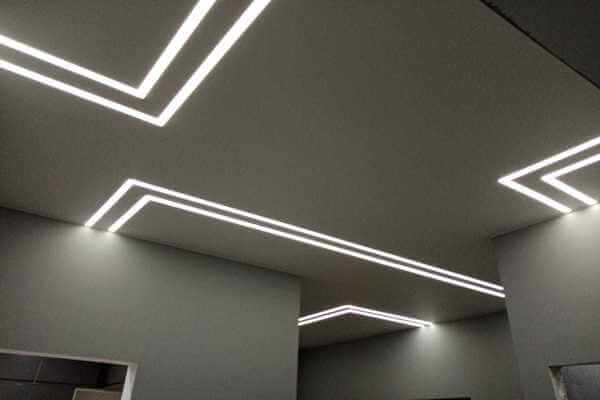 Световые линии Световые линии позволяют создать оригинальный дизайн освещения на натяжном потолке. Замыкая линии, можно украсить потолочное пространство разными светящимися фигурами, а используя светодиодную ленту разного цвета и яркости, можно подстраивать подсветку под атмосферу в помещении.