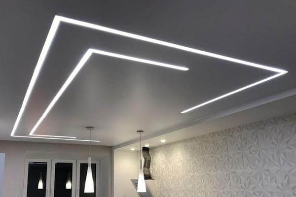 Световые линии Световые линии позволяют создать оригинальный дизайн освещения на натяжном потолке. Замыкая линии, можно украсить потолочное пространство разными светящимися фигурами, а используя светодиодную ленту разного цвета и яркости, можно подстраивать подсветку под атмосферу в помещении.