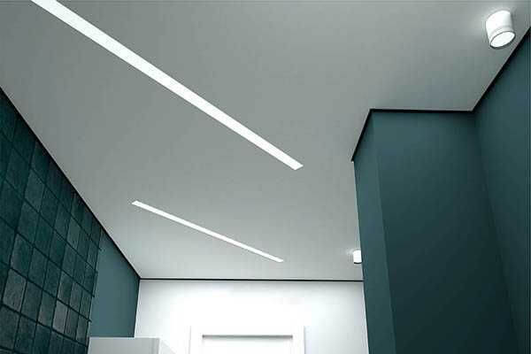 Световые линии Световые линии позволяют создать оригинальный дизайн освещения на натяжном потолке. Замыкая линии, можно украсить потолочное пространство разными светящимися фигурами, а используя светодиодную ленту разного цвета и яркости, можно подстраивать подсветку под атмосферу в помещении.