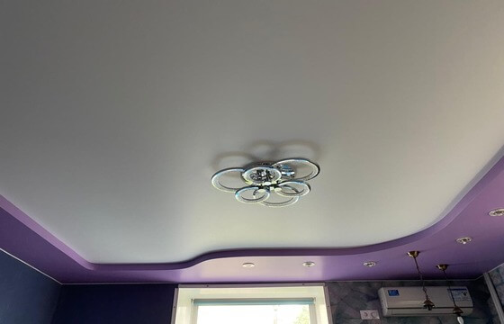 двухуровневые натяжные потолки Выбрать освещение для двухуровневого натяжного потолка вы можете в нашей компании. У нас широкий выбор светильников, люстр и светодиодной техники различной ценовой категории.