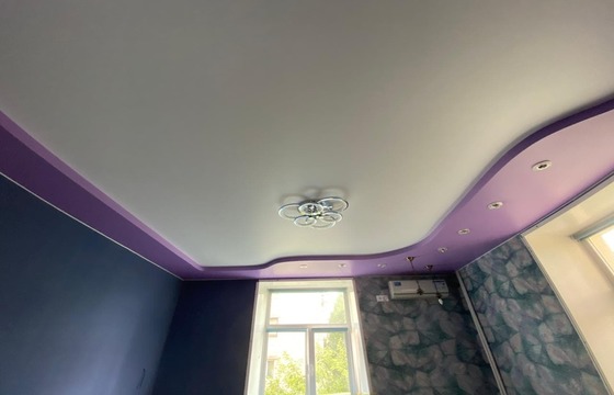 двухуровневые натяжные потолки Выбрать освещение для двухуровневого натяжного потолка вы можете в нашей компании. У нас широкий выбор светильников, люстр и светодиодной техники различной ценовой категории.