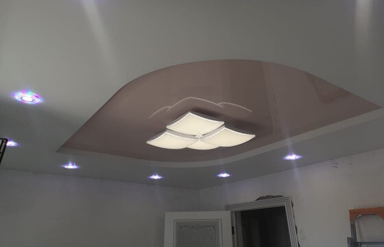 двухуровневые натяжные потолки Выбрать освещение для двухуровневого натяжного потолка вы можете в нашей компании. У нас широкий выбор светильников, люстр и светодиодной техники различной ценовой категории.