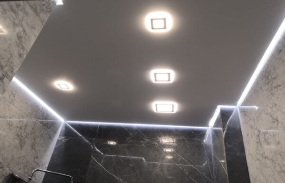 натяжные потолки для ванной комнаты,натяжной потолок для ванной Выбор натяжного потолка для ванной комнаты – ответственная задача, ведь чтобы не испортиться, потолок должен соответствовать многим требованиям: