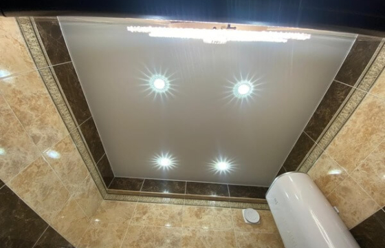 натяжные потолки для ванной комнаты,натяжной потолок для ванной Выбор натяжного потолка для ванной комнаты – ответственная задача, ведь чтобы не испортиться, потолок должен соответствовать многим требованиям: