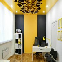 Черный натяжной потолок в интерьере любой комнаты будет оригинален и практичен. Он легко скроет дефекты стен, кривизну потолка и дизайнерские недоработки. ПВХ-полотна делают комнату глубокой и придают ей презентабельный вид.