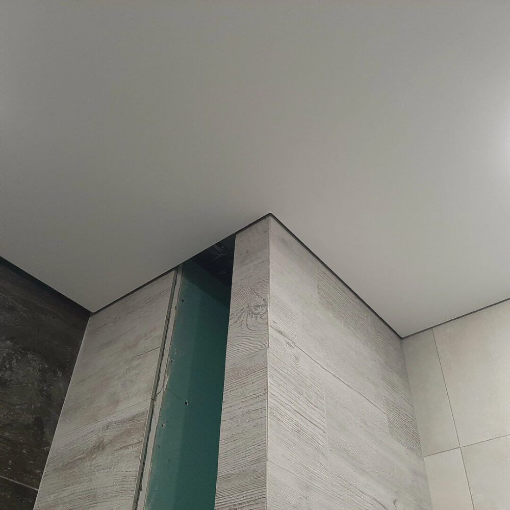 багет Помимо самого полотна, в конструкции такого потолка имеется профиль, также называемый багетом. Профиль закрепляют на стенах на определенной высоте либо на бетонном или деревянном перекрытии, и натягивают полотно. Оно, в свою очередь, фиксируется в зажимах профиля и натягивается до идеально ровной поверхности.
