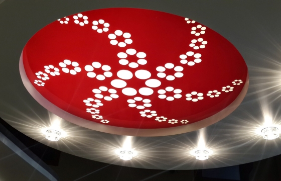 Резные натяжные потолки <p>Резные натяжные потолки – это совершенно новая технология, позволяющая создавать на натяжном полотне самые настоящие произведения искусства, ограниченные лишь вашей фантазией. Ее суть в том, что для производства берется несколько полотен, одно из которых служит «фоном», а на другом вырезаются различные фигуры и изображения, благодаря чему достигается потрясающий эффект.
Вырезать сложные фигуры? Поэкспериментировать с освещением? Создать настоящий шедевр? Наши мастера по монтажу резных натяжных потолков возьмутся даже за самые сложные работы. Убедиться в их превосходных результатах вы можете на фотографиях. Посмотрите нашу галерею резных натяжных потолков</p>